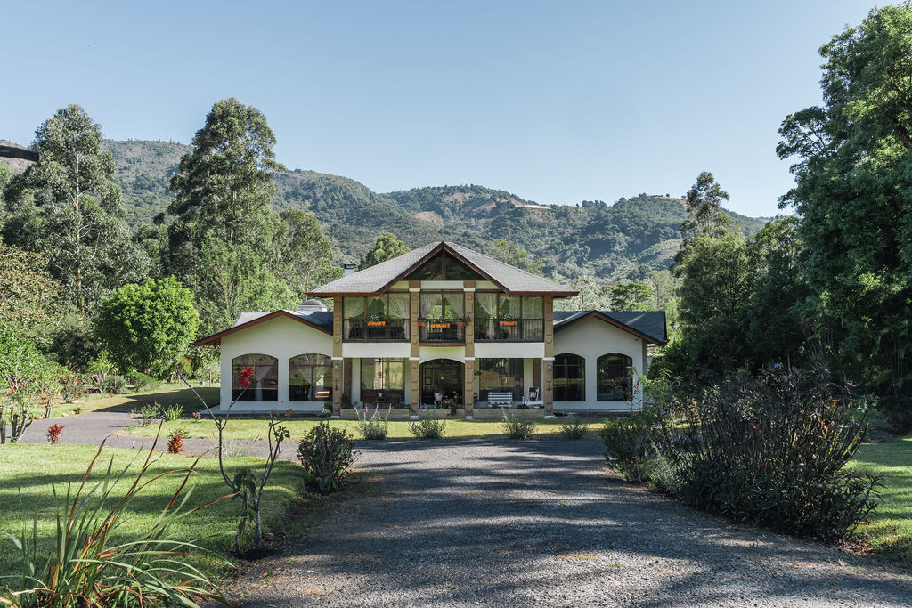 Hacienda en Dota, San Jose. Costa Rica. 3 cuartos, 3 banos con amplias zonas verdes y para agricultura.