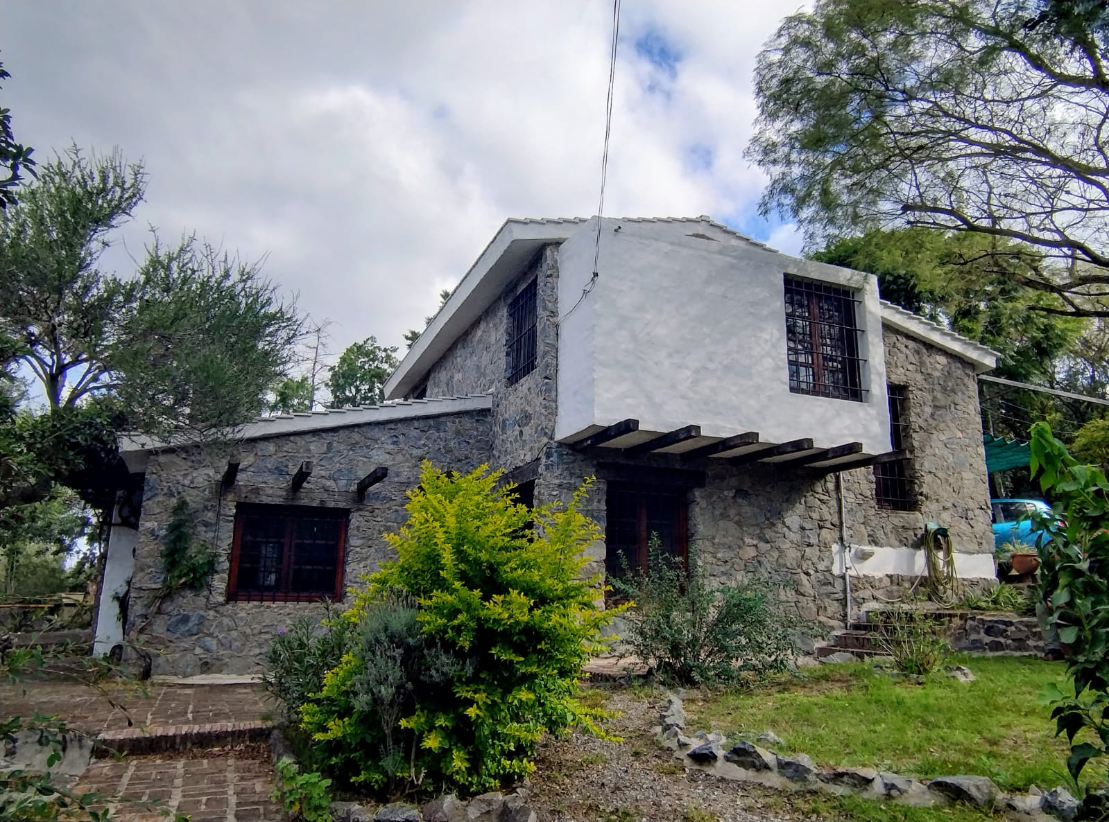 Dos casas con acceso al Lago San Roque y vistas espectaculares. La casa principal (lote 2) cuenta con 3 habitaciones, 2 baños, cocina, living/comedor, terraza con asador y cochera. La casa secundaria (lote 13) tiene 1 habitación, cocina/comedor y baño, además de un depósito de 80 m². La superficie total del terreno es de 1,865 m² y la superficie cubierta alcanza los 327 m², ideal para disfrutar de la naturaleza.