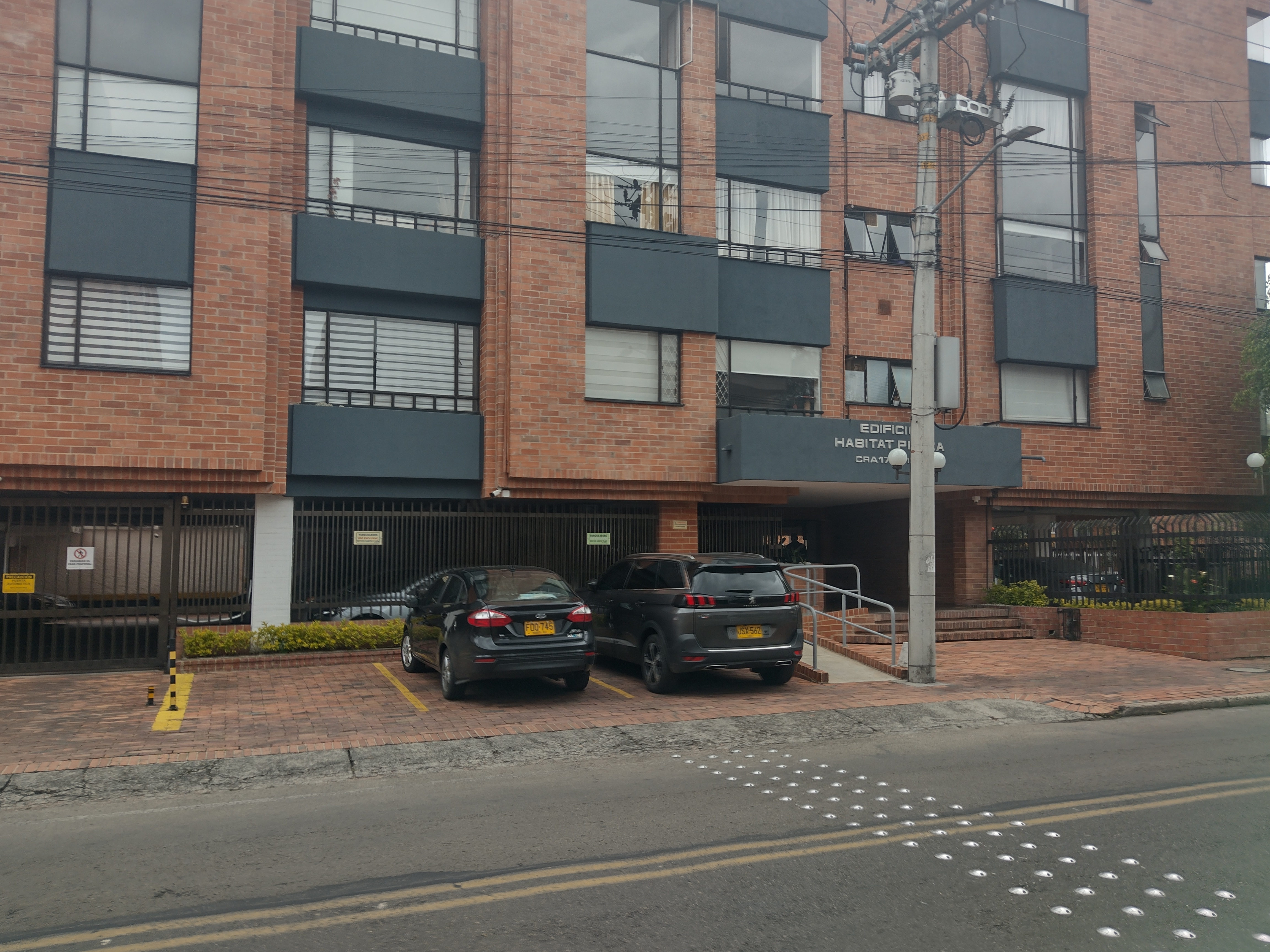 Este apartamento en venta se encuentra ubicado en una de las zonas más cotizadas de la ciudad de Bogotá D.C.,  Con una generosa  área privada también de 99 M2, este inmueble ofrece suficiente espacio para tu comodidad y la de tu familia. Cuenta con 3 alcobas y 3 baños, lo que lo hace ideal para una familia pequeña o para aquellos que buscan un espacio adicional para tener una biblioteca o un estudio.