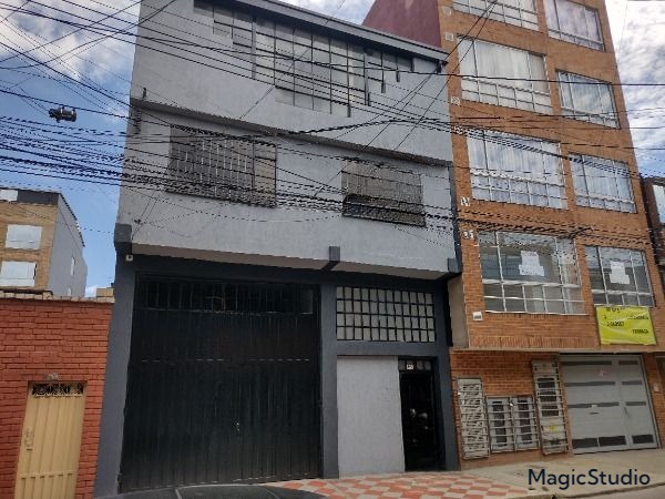 Este inmueble ubicado en bogotá D.C. , tiene tres pisos , es ideal para todos aquellos interesados en establecer un negocio familiar o artesanal. La bodega tiene  una área terreno de 196M2 y un área construida de 308M2. El interior de la bodega cuenta con  tres pisos