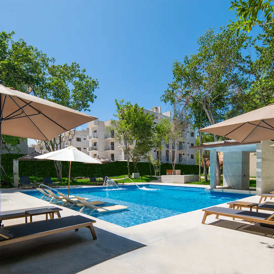 Venta en Resort Selva Escondida II en Puerto Morelos, Riviera Maya. Tres tipos de departamentos: Garden House con jardín privado, en 1era y 2da planta con balcones, y un exclusivo Penthouse con Roof Garden. Todos cuentan con 2 habitaciones, 2 baños y áreas interiores desde 79.59 m². Con más de 30 amenities, incluyendo piscinas, Club House, instalaciones deportivas y áreas recreativas, Selva Escondida II es una excelente opción de inversión en un destino en crecimiento. Valores desde: 124.936 USD